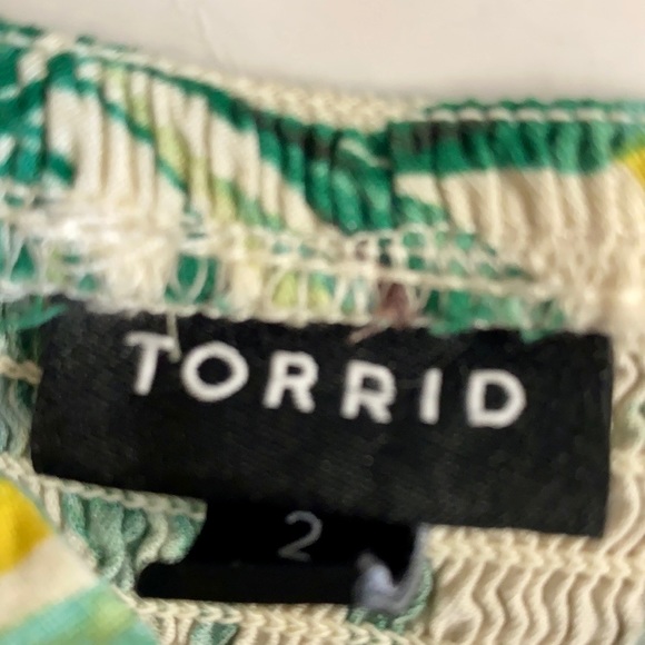 Torrid-Romper in botanical tropics print.Smocking in back.Ruffle shorts.Size XXL - Picture 5 of 8